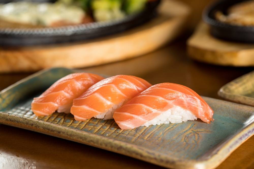 Quais as diferenças entre salmão selvagem e salmão de cativeiro?