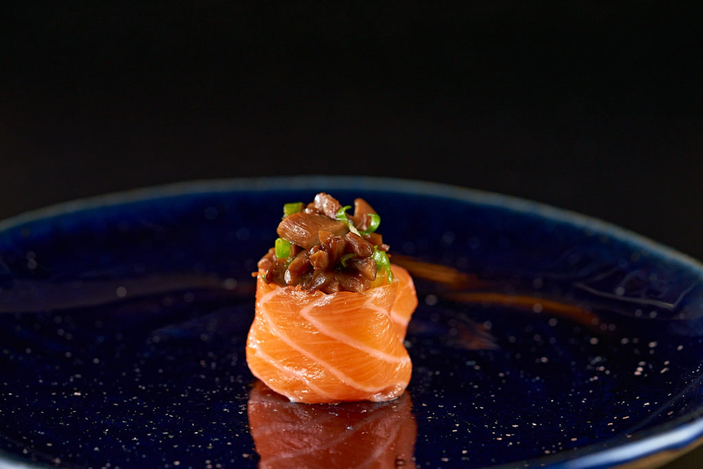Enrolado de salmão com shimeji