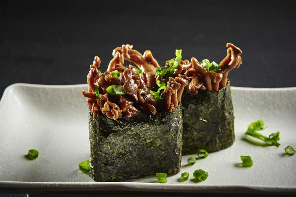 sushi de shimeji enrolado com alga
