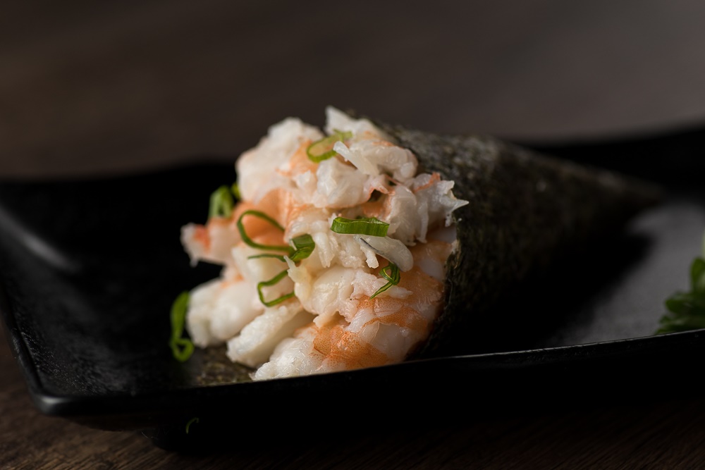 temaki de camarao comida japonesa sushi